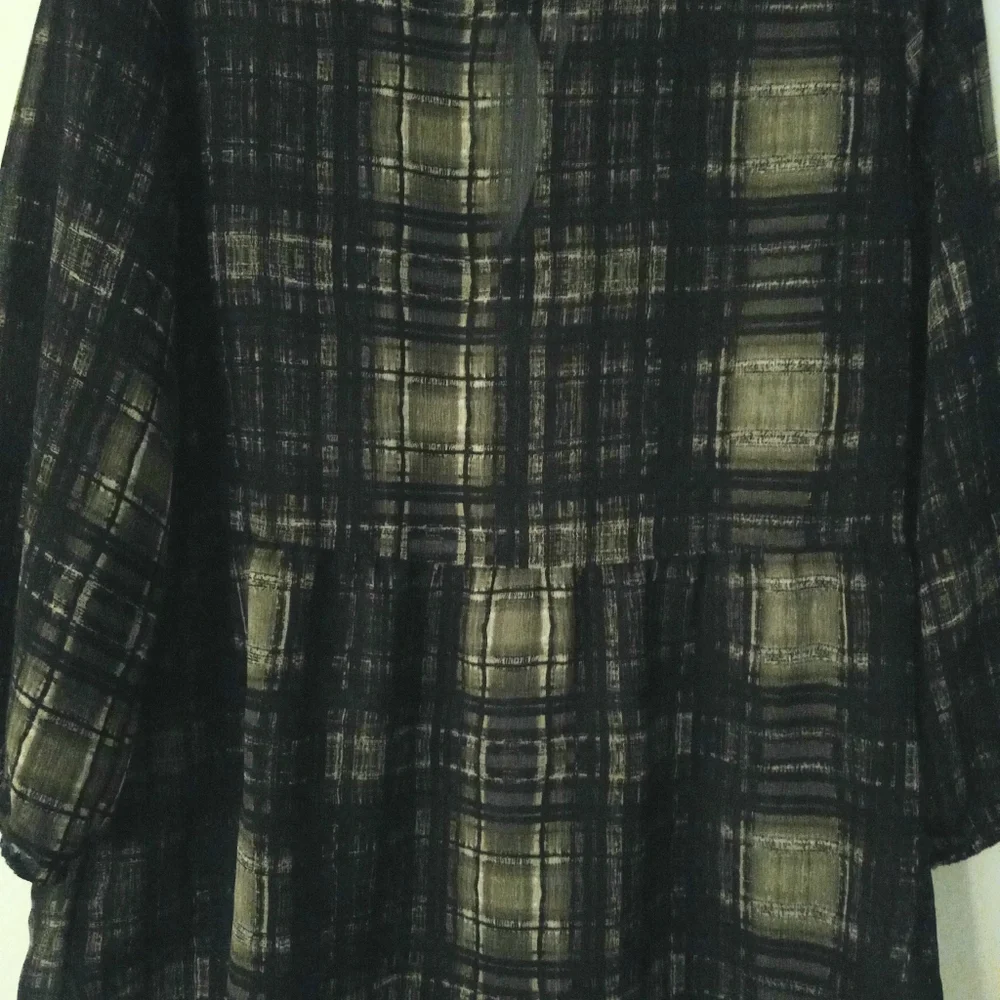 Princess Vera Wang vneck with tie 1/2 buttondown 3/4 sleeve top